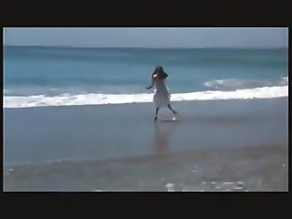 Jennifer Connelly charming at the beach