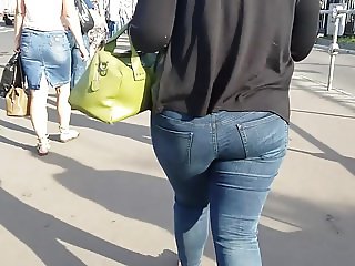 Big round ass in the morning street