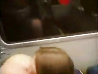 borrachas se chupan la vagina en el tren