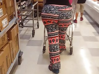 Booty clapping shopper at Publix 3