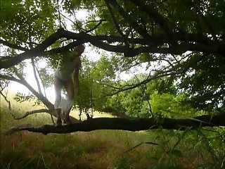 377 redbube mann klettert nackt auf Baum Wald Arsch Penis 7c8a1 men climber